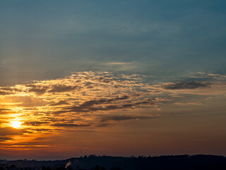 Fototapeta premium Wolkenhimmel bei Sonnenuntergang