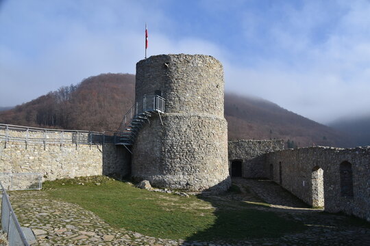 Średniowieczny zamek w Rytrze nad Popradem po rekonstrukcji, Rytro, Małopolska, Polska, Europa, 