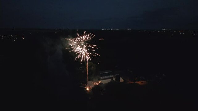 Luftaufnahme &uuml;ber Fluss mit beeindruckendem Feuerwerk im Hintergrund