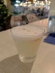 Cóctel de pisco sour elaborado con pisco peruano, almíbar de goma, limón, clara de huevo y hielo. Delicioso