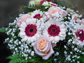 Blumenstrauß am Grab bei Nebel Draufsicht