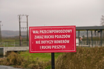 Znak zakazu ruchu pojazdów na wale przeciwpowodziowym
