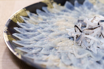 日本料理 ふぐ刺し（丸皿に美しく盛りつけられたフグの刺し身） © nukopic