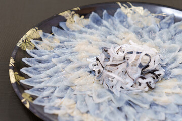 日本料理 ふぐ刺し（丸皿に美しく盛りつけられたフグの刺し身）