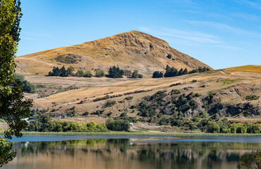 Gorgeous views of lake hayes in New zealand clear day hills