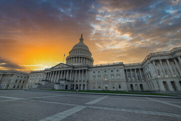 Fototapeta premium Sun shining over United States Capitol Building at sunset