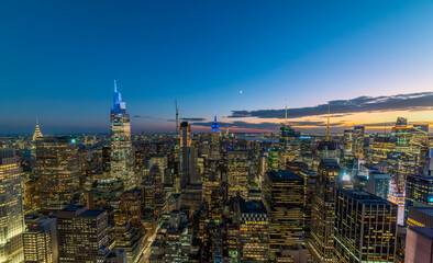 Night view of Manhattan under a clear sky