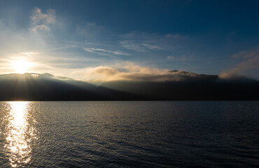 Sonne über den Bergen am Tegernsee