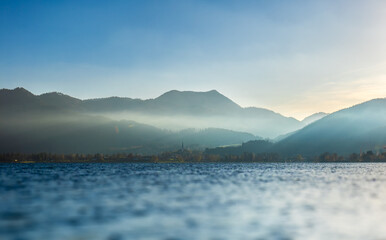Sonne über den Bergen am Tegernsee
