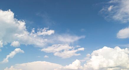 Fototapeta premium A beautiful sky filled with fluffy clouds on a bright day, perfect for nature lovers and photographers