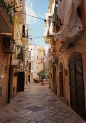 Hermosa calle con edificios antiguos en Bari