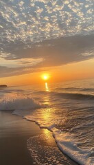Obraz premium Enchanting sunrise over the ocean with golden reflections and waves crashing on sandy beach