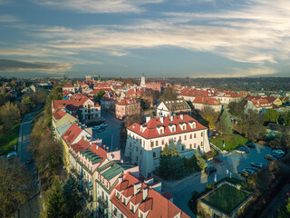 Obraz premium The city of Sandomierz with its churches, town hall and castle shown from above.