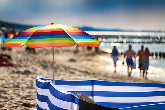 Parasol na plaży w słoneczny dzień latem. 