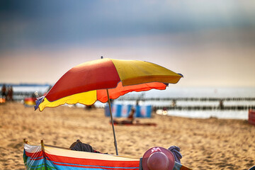 Parasol na plaży w słoneczny dzień latem. 