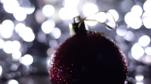 Una toma de cerca de  bolas de navidad  rodeadas de luces de varios colores con un fondo desenfocado.  Decoraci&oacute;n de navidad y fin de a&ntilde;o