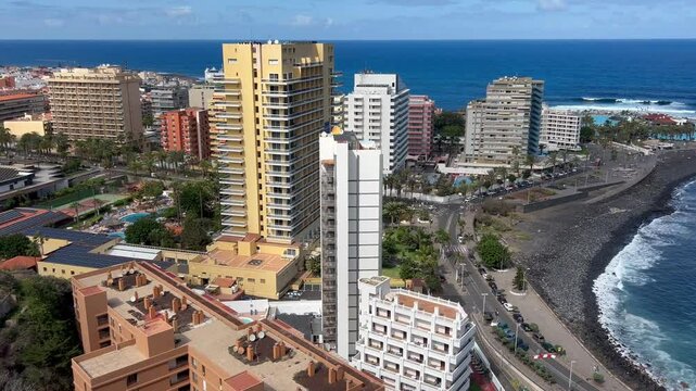 Playa y costa en la localidad tur&iacute;stica de Puerto de la Cruz en Tenerife, Islas Canarias