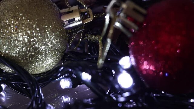 Una toma de cerca de  bolas de navidad  rodeadas de luces de varios colores con un fondo desenfocado.  Decoraci&oacute;n de navidad y fin de a&ntilde;o
