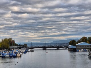 Naklejka premium Lake, mountains snow