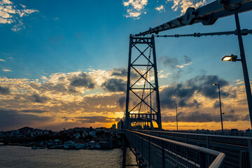 Florianopolis e a estrutura de metal da ponte Hercílio Luz no pôr-do-sol Florianópolis Santa Catarina Brasil