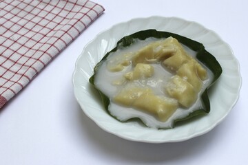 Semar Mendem Solo is a traditional Surakarta snack, made from glutinous rice and filled with shredded chicken or beef in a thick coconut milk sauce. The outer layer is coated with flour and egg batter