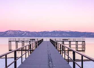Obraz premium Lake Tahoe Dock at Sunset with Pink Sky in Winter