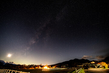 山梨県清里高原八ヶ岳にかかる秋の天の川と月の競演（去り行く紫金山アトラス彗星も見えてます）