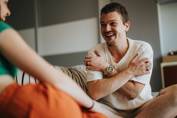 Obraz premium A cheerful scene of friends spending free time together, sharing laughter and positive energy. Captures warmth and connection in a relaxed indoor setting.