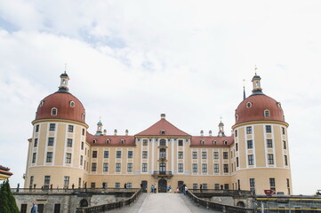 Obraz premium Moritzburg castle with the park in summer