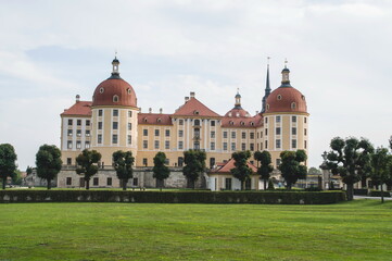 Obraz premium Moritzburg castle with the park in summer