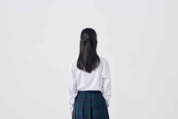 白背景,日本人女子中学生の後ろ姿