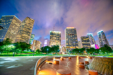 Obraz premium Downtown Miami buildings and skyscrapers at sunset from Bayfront Park