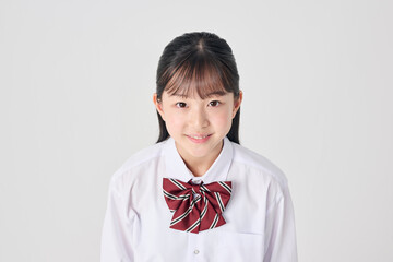 白背景,笑顔の日本人女子中学生,俯瞰