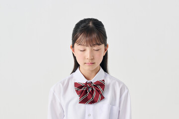 白背景,目を瞑った日本人女子中学生
