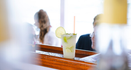 Festividade de fim de ano - servindo drink aos convidados