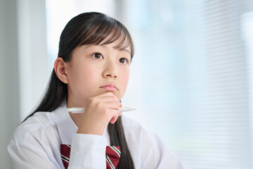教室で授業を受ける女子中学生