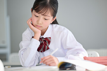 教室で授業を受ける女子中学生