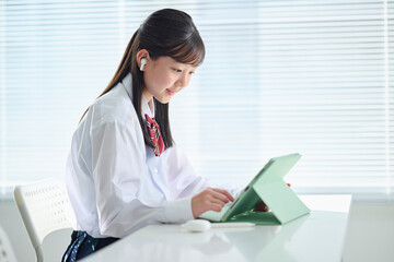 タブレット端末で授業を受ける女子中学生