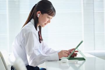 タブレット端末で授業を受ける女子中学生