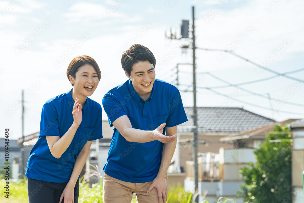 Poster 介護士、保育士、呼びかけ、会話、笑顔、応援、励ます、ポジティブ、元気、介護、保育、育児、子育て、作業服、作業員、声かけ、迷子、保護、行政、ボランティア、男性、女性、日本人、仕事、青空、コピースペース、住宅街、ヘルパー、デイケア、デイサービス、サポート、支援、ホームヘルパー、外出、屋外、公園、遊ぶ、若い、チームワーク、二人、介護福祉士、ウェルネス、福祉、見守り、子守り、ベビーシッター、キッズシッター