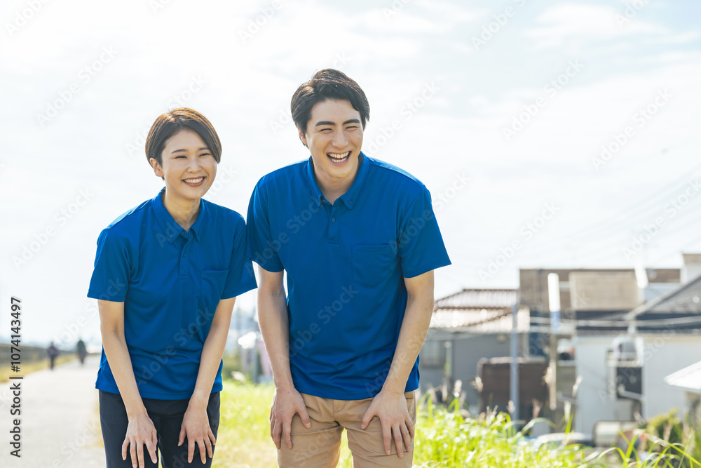 Poster 介護士、保育士、呼びかけ、会話、笑顔、応援、励ます、ポジティブ、元気、介護、保育、育児、子育て、作業服、作業員、声かけ、迷子、保護、行政、ボランティア、男性、女性、日本人、仕事、青空、コピースペース、住宅街、ヘルパー、デイケア、デイサービス、サポート、支援、ホームヘルパー、外出、屋外、公園、遊ぶ、若い、チームワーク、二人、介護福祉士、ウェルネス、福祉、見守り、子守り、ベビーシッター、キッズシッター