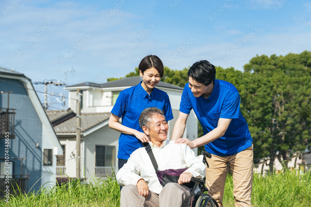 Poster 車いす、介護、介護士、デイサービス、ヘルパー、高齢者、シニア、お年寄り、サポート、支援、外出、屋外、レク、男性、女性、日本人、新緑、自然、公園、住宅街、笑顔、ポジティブ、応援、会話、励ます、青空、コピースペース、ボランティア、フレイル、サルコペニア、健康、ヘルスケア、障害、障がい者、散歩、老人ホーム、しせる、ウェルネス、福祉、デイケア、介護福祉士、資格、談笑、リハビリ、ホームヘルパー、ライフスタイ