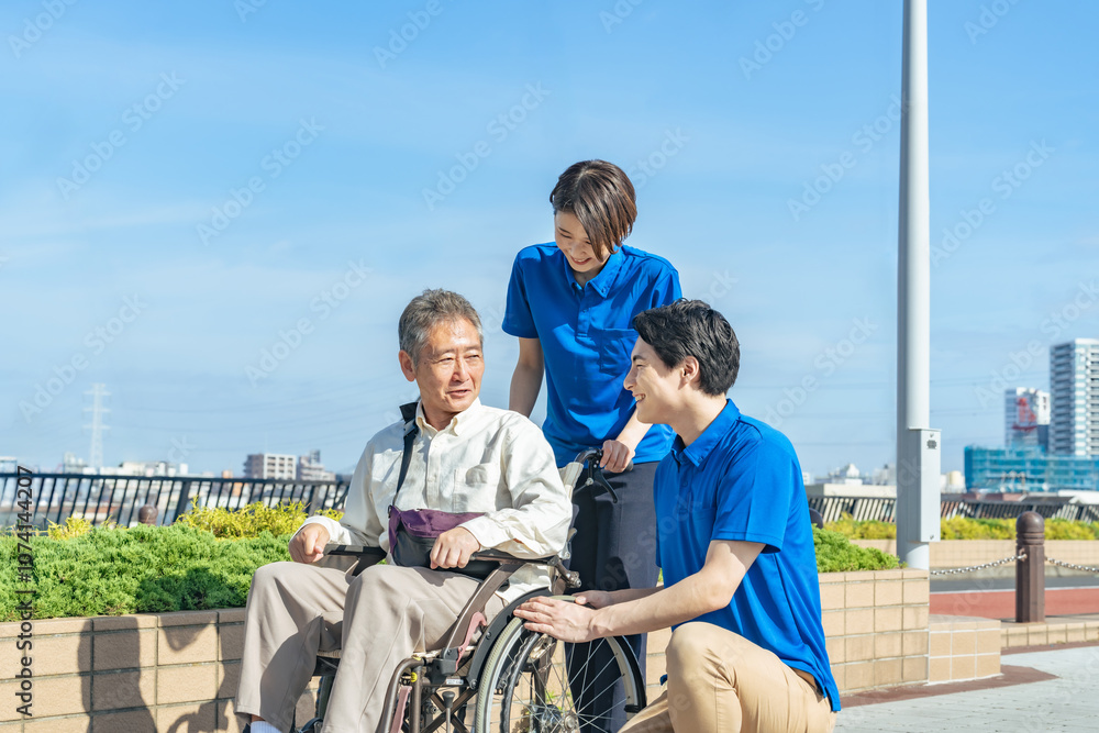 Aufkleber 介護士、デイサービス、ヘルパー、高齢者、お年寄り、デイケア、リハビリ、介護、サポート、サービス、会話、支援、笑顔、元気、ポジティブ、グループ、仕事、職業、アルバイト、青空、屋外、外出、レク、散歩、健康、老後、シニア、老人、男性、女性、日本人、歩道、励ます、信頼、感謝、応援、チームワーク、ウェルネス、スタッフ、老人ホーム、施設、介護福祉士、ホームヘルパー、街、ボランティア、障害、障がい者、サルコペニ