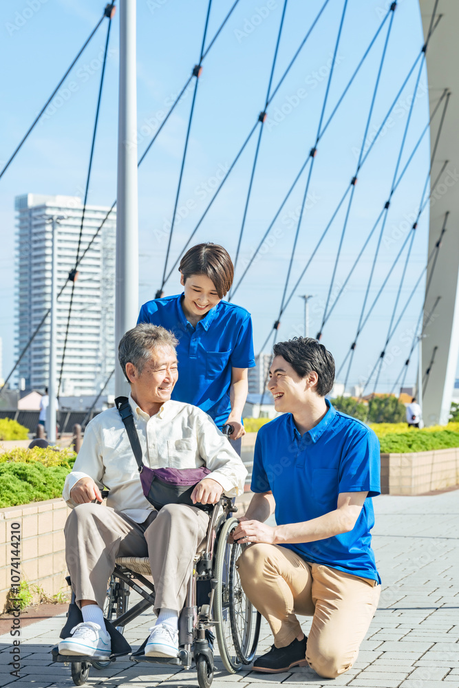Leinwandbilder 介護士、デイサービス、ヘルパー、高齢者、お年寄り、デイケア、リハビリ、介護、サポート、サービス、会話、支援、笑顔、元気、ポジティブ、グループ、仕事、職業、アルバイト、青空、屋外、外出、レク、散歩、健康、老後、シニア、老人、男性、女性、日本人、歩道、励ます、信頼、感謝、応援、チームワーク、ウェルネス、スタッフ、老人ホーム、施設、介護福祉士、ホームヘルパー、街、行政、ボランティア、保険、障害、障がい者