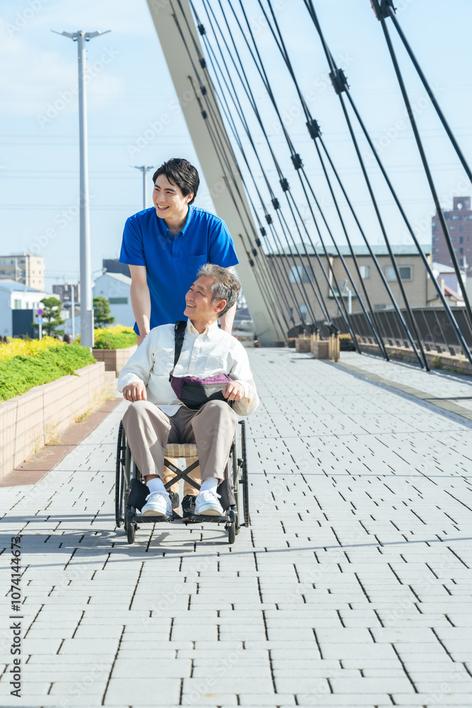 Leinwandbilder 介護、車椅子、シニア、散歩、介護士、外出、ヘルパー、高齢者、お年寄り、街、笑顔、都市、社会、ウェルネス、福祉、ケアスタッフ、スタッフ、介助、老後、介護福祉士、橋、道路、歩道、バリアフリー、障害者、障害、ホームヘルパー、屋外、サービス、サポート、訪問、介護員、自立支援、リハビリ、健康、ヘルスケア、デイサービス、老人ホーム、付き添い、施設、青空、ポジティブ、元気、明るい、リラックス、男性、日本人、歩く