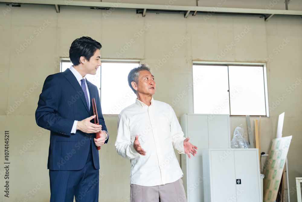 Fototapete 内見、内覧、物件、不動産、オーナー、大家、リフォーム、建築、内装、店舗、賃貸、中古、スケルトン、建設、工事、点検、メンテナンス、修繕、倉庫、工場、販売、説明、相談、面談、シニア、老人、男性、日本人、営業、業者、ビジネスマン、ビジネスパーソン、交渉、案内、紹介、仲介、打ち合わせ、職人、老朽化、経年劣化、相続、税理士、ビジネス、引き渡し、譲渡、空き家、管理人、施設、会社、人物
