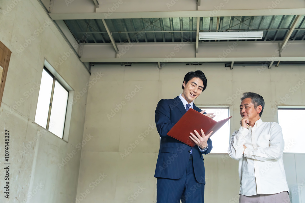 Poster 物件、内見、内覧、案内、不動産、業者、オーナー、大家、説明、販売、見積もり、リフォーム、改装、交渉、男性、日本人、建物、ビル、倉庫、店舗、営業、シニア、高齢者、ビジネス、ビジネスパーソン、賃貸、中古、スケルトン、内装、工事、原状回復、点検、住宅、リニューアル、老朽化、修繕、工場、建設、建築、相談、ビジネスマン、管理、仕事、室内、考える、検討、メンテナンス、修理、会社、人物