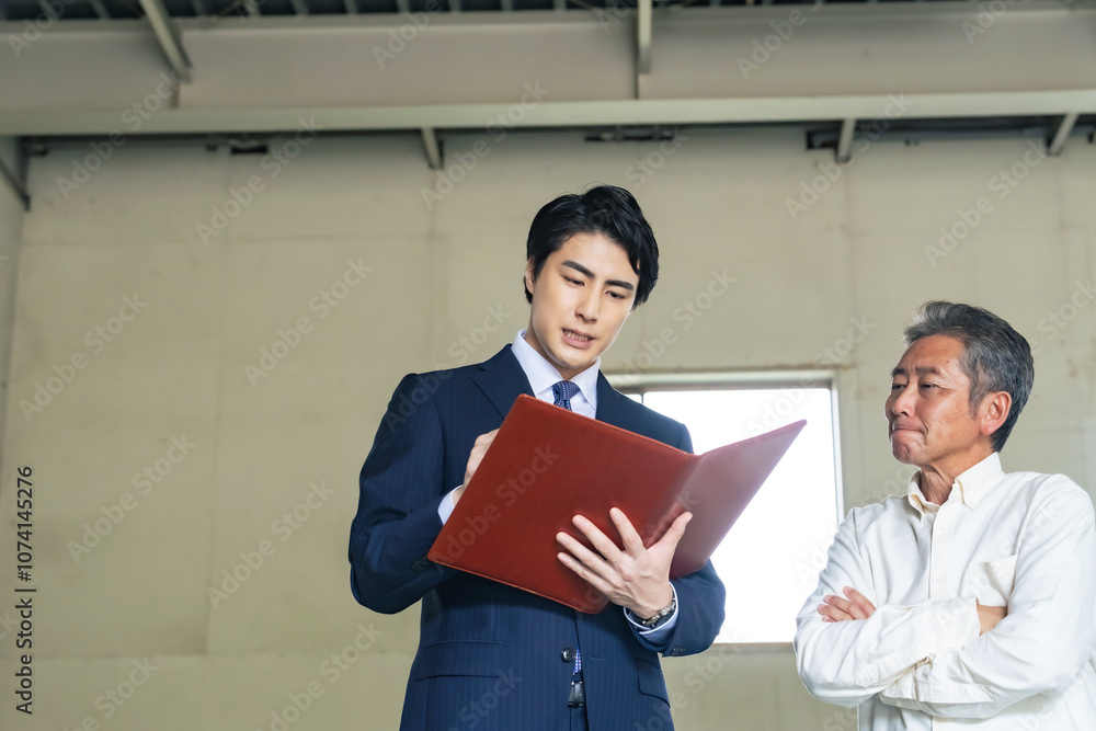 Poster 不動産、物件、営業、内覧、内見、下見、オーナー、賃貸、説明、案内、業者、打ち合わせ、リフォーム、大家、中古、倉庫、工場、スケルトン、店舗、書類、見積もり、仲介、紹介、シニア、男性、ビジネスパーソン、ビジネスマン、日本人、販売、査定、売却、空き家、内装、改装、買取、住宅、物置、固定資産税、税理士、相続、税務調査、価格、相談、点検、修繕、引っ越し、交渉、会話、ビジネス、人物