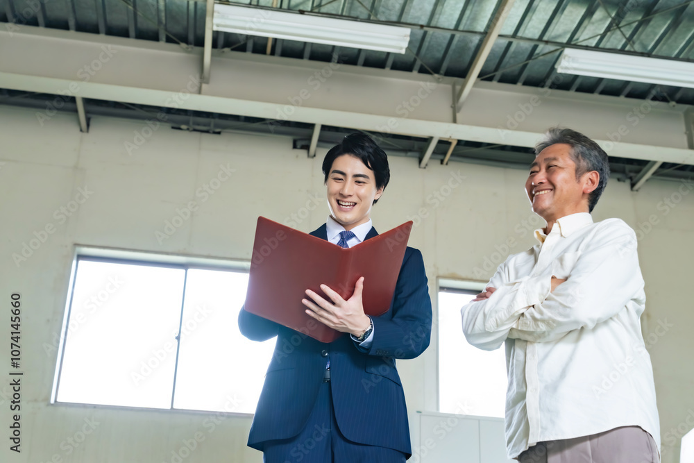 Aufkleber 内見、内覧、不動産、物件、建物、ビル、倉庫、店舗、業者、営業、案内、シニア、高齢者、オーナー、大家、説明、ビジネス、ビジネスパーソン、賃貸、販売、中古、スケルトン、内装、工事、原状回復、点検、改装、リフォーム、住宅、リニューアル、老朽化、修繕、工場、建設、建築、設計、居抜き、相談、交渉、ビジネスマン、男性、日本人、見積もり、管理、仕事、笑顔、ポジティブ、引っ越し、室内、人物