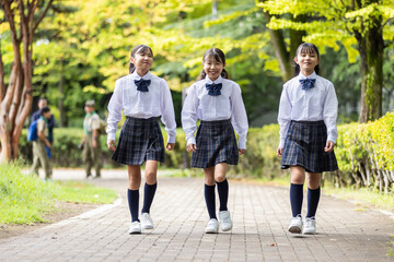 制服を着て歩く学生　Students walking in uniform	